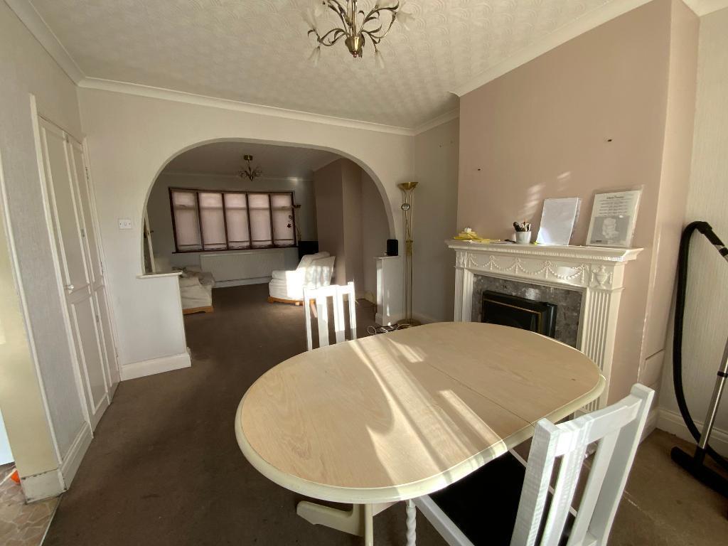 LIVING ROOM 27'5 x 11'2