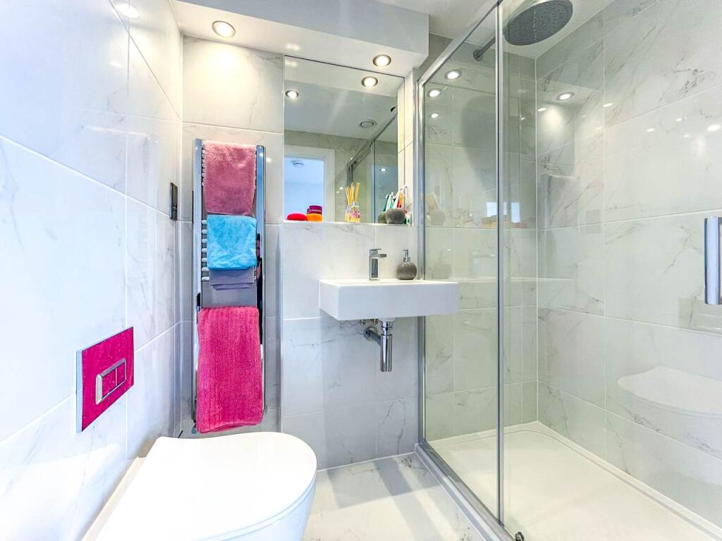 28 Bowmont shower ro