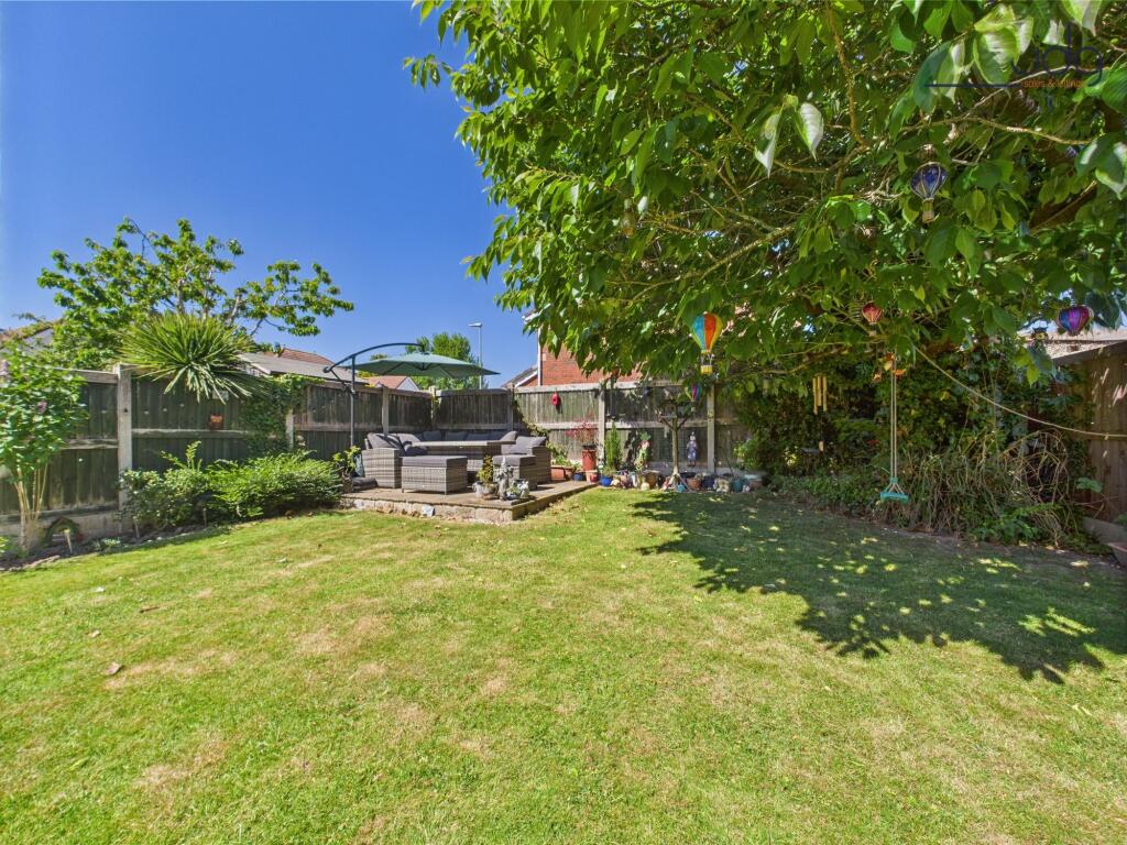 Private, spacious and bright Garden