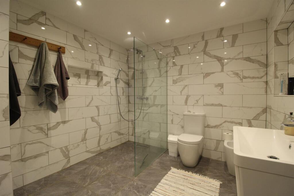Shower Room.JPG