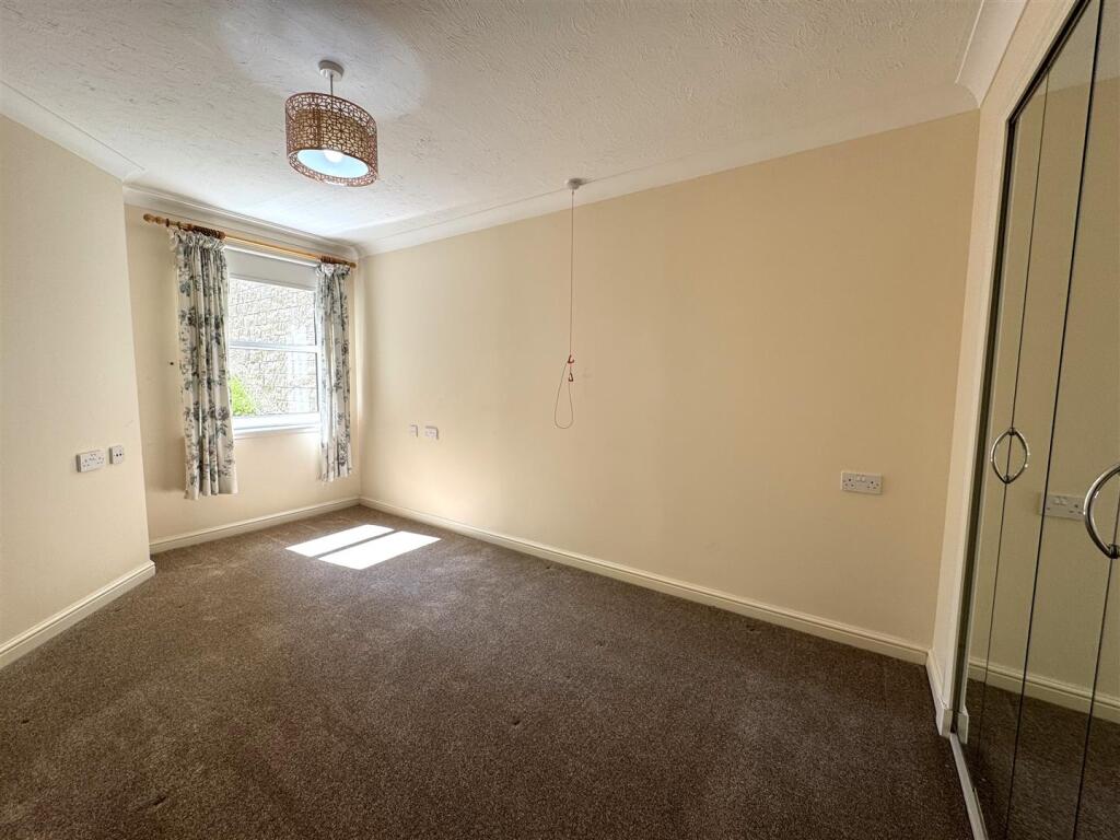 BEDROOM 1.JPG