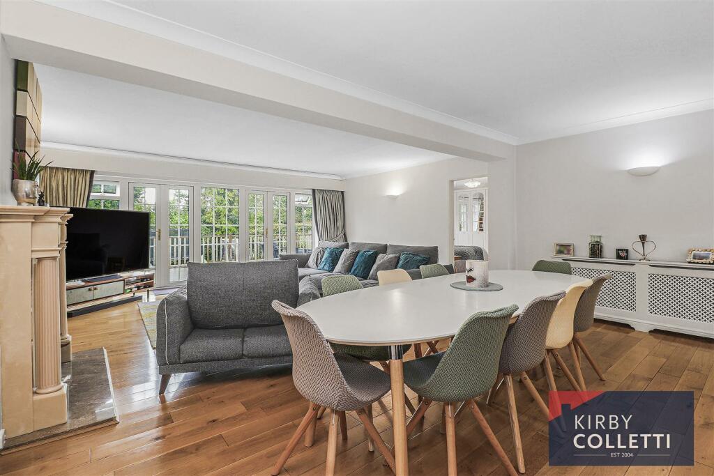 LOUNGE/DINING ROOM