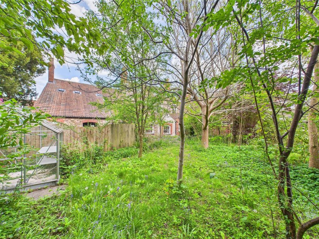 20 - LARGE HOUSE WITH ATTACHED 3- BED ANNEX THORNB