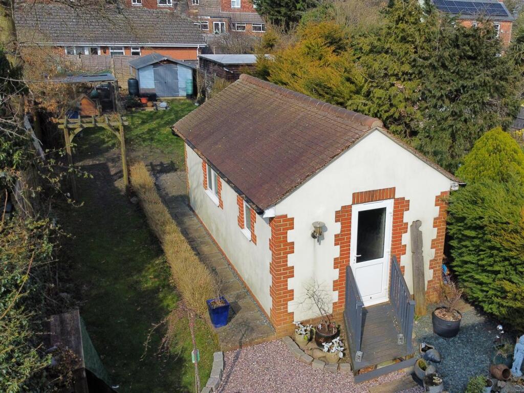 Studio to rear of garden.jpg