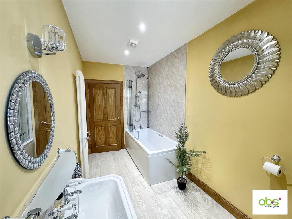 bathroom .jpg