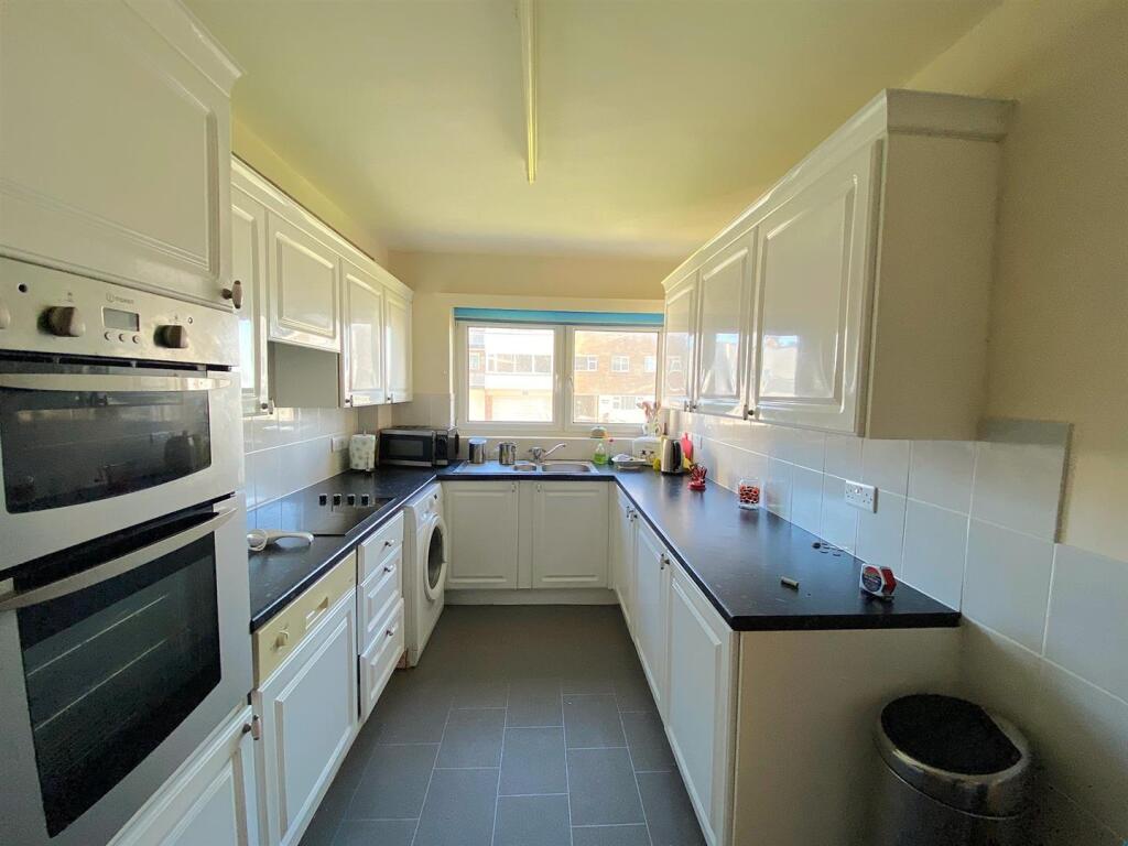 7 Tobago - Kitchen2.jpg