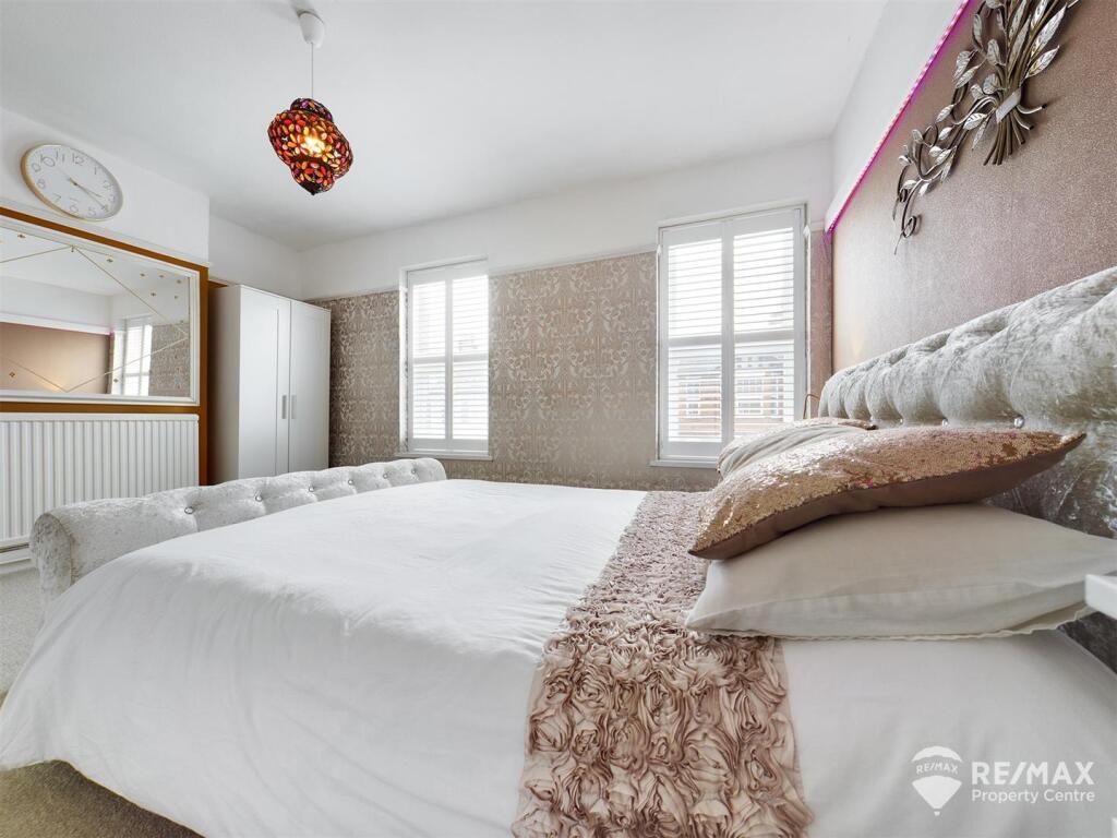 Bedroom 1 (3).jpg