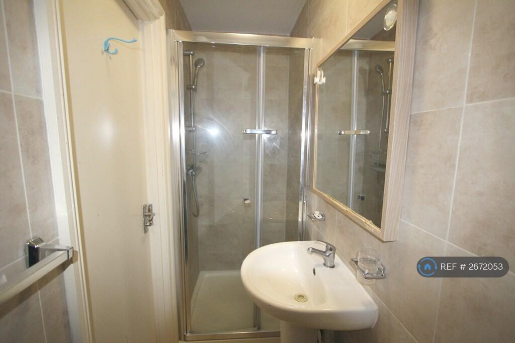 Bathroom With 0.9m Large Shower