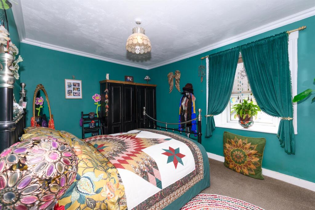 BEDROOM 2