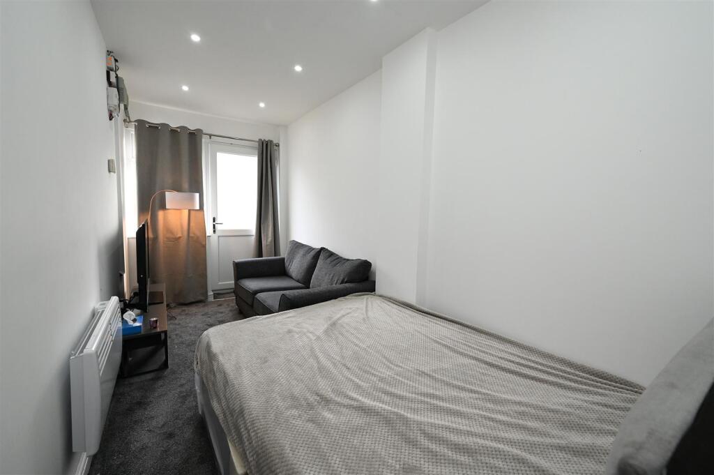 annex bedroom.JPG