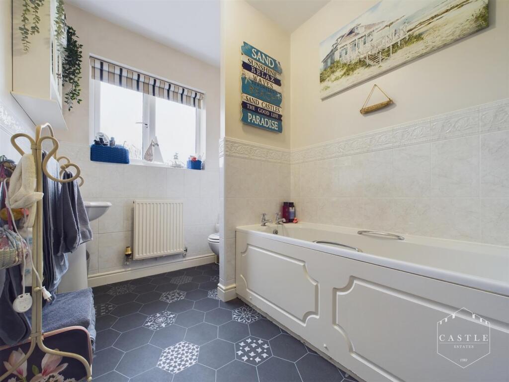 ENSUITE BATHROOM