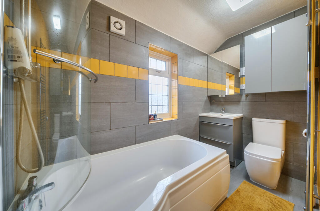 1372340-5-690cd57...