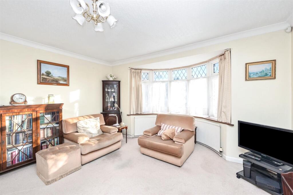 Larkfield Way 20 LOUNGE2.jpeg