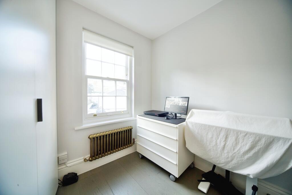 11 Squires Mount, Hampstead, London, NW3 1ED