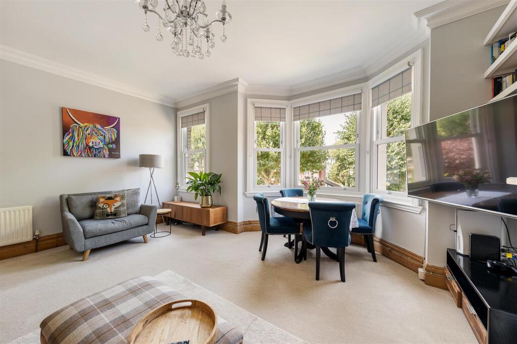 The Avenue E4