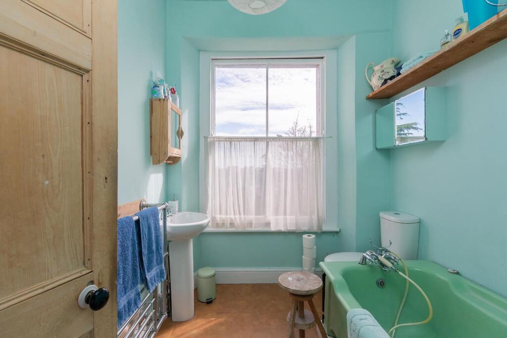 2F6RMR - Bathroom B.jpg