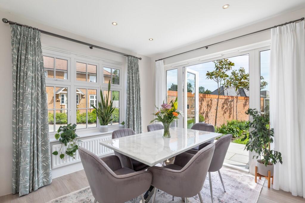 Breakfast/dining area