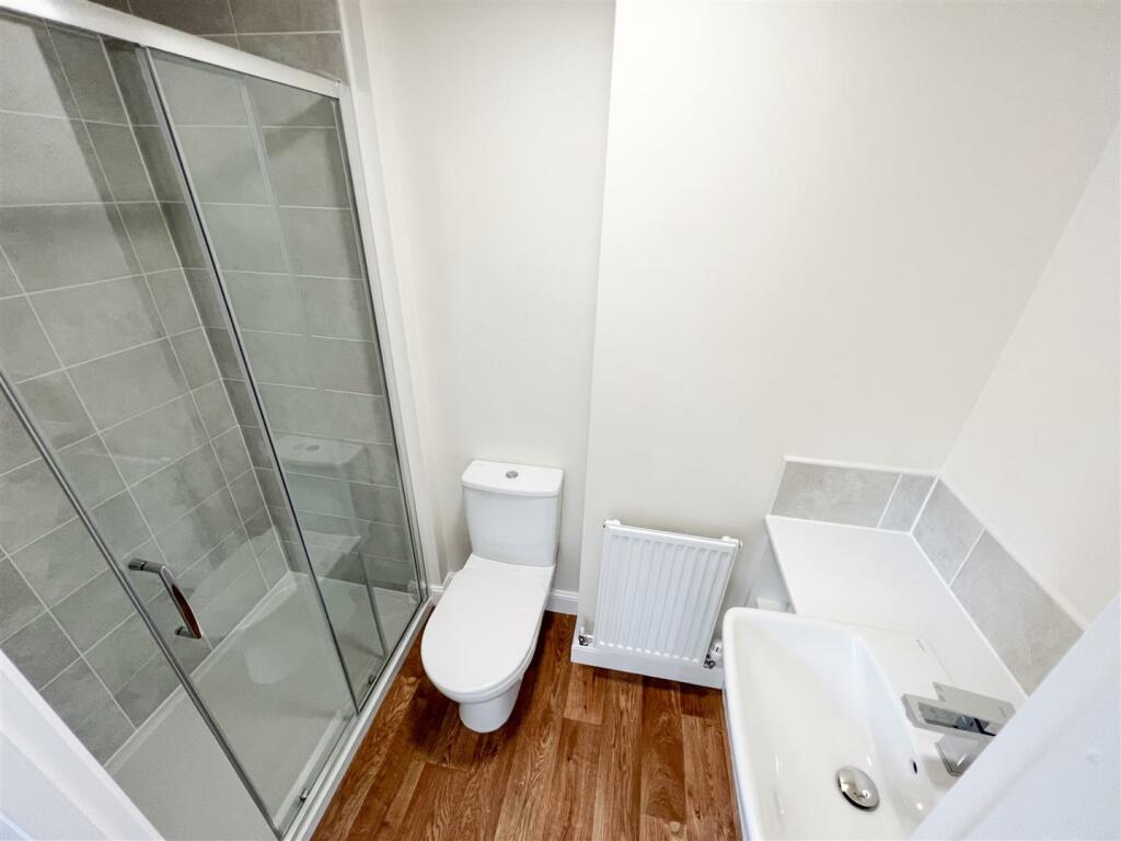 EN SUITE SHOWER ROOM