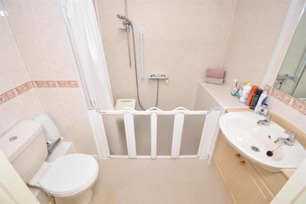 SHOWER ROOM.JPG