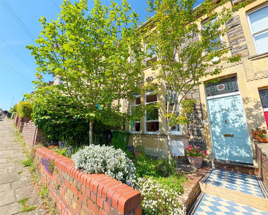 Front garden and pathway.jpg