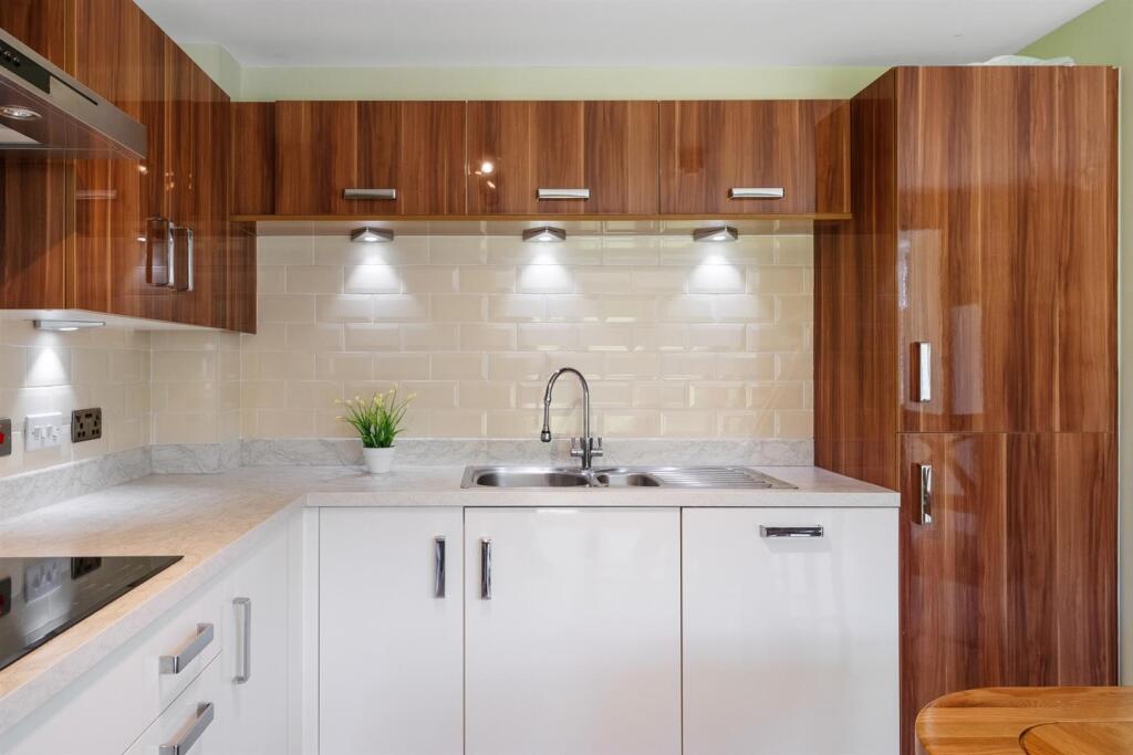 06 - Kitchen 2.jpg
