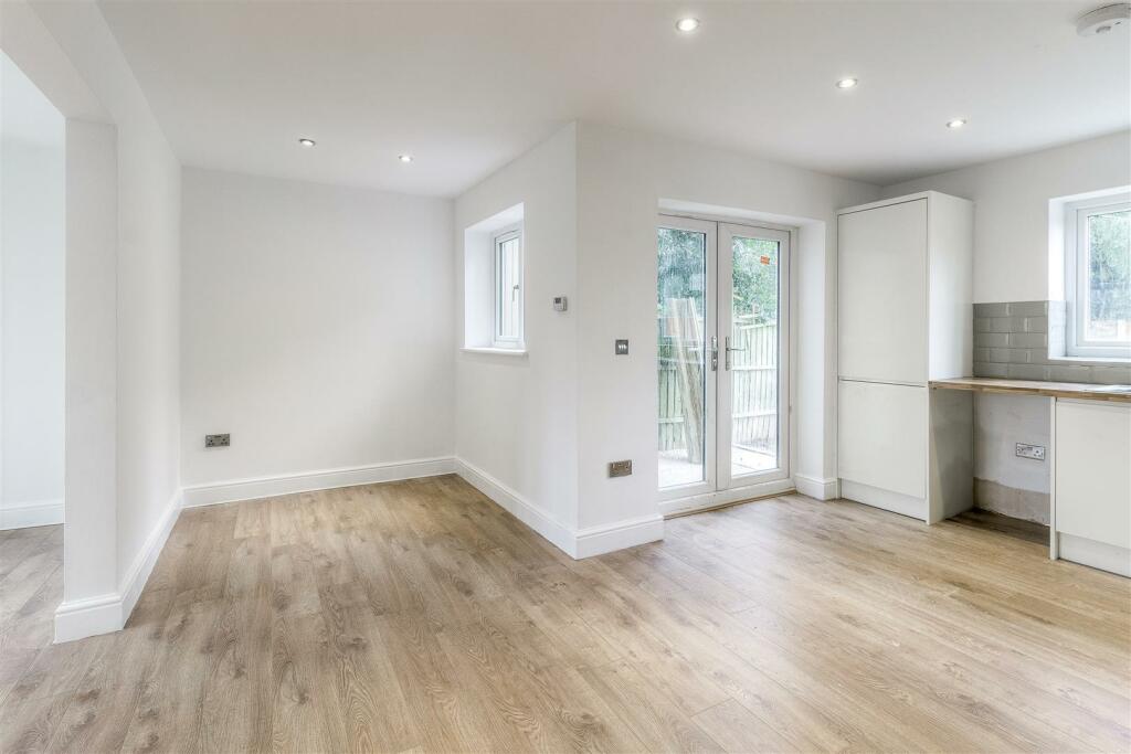 12a Austrey Lane, Newton Regispg