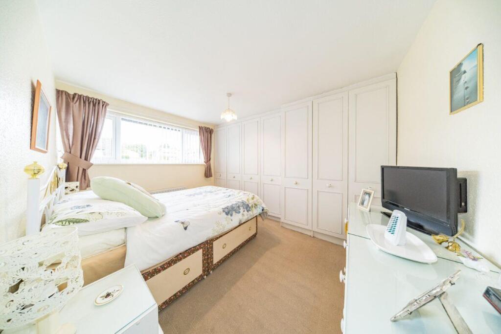 6 Green Road bedroom 1.jpg