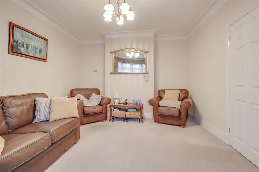 52 RUNWELL ROAD INSIDE-6.jpg