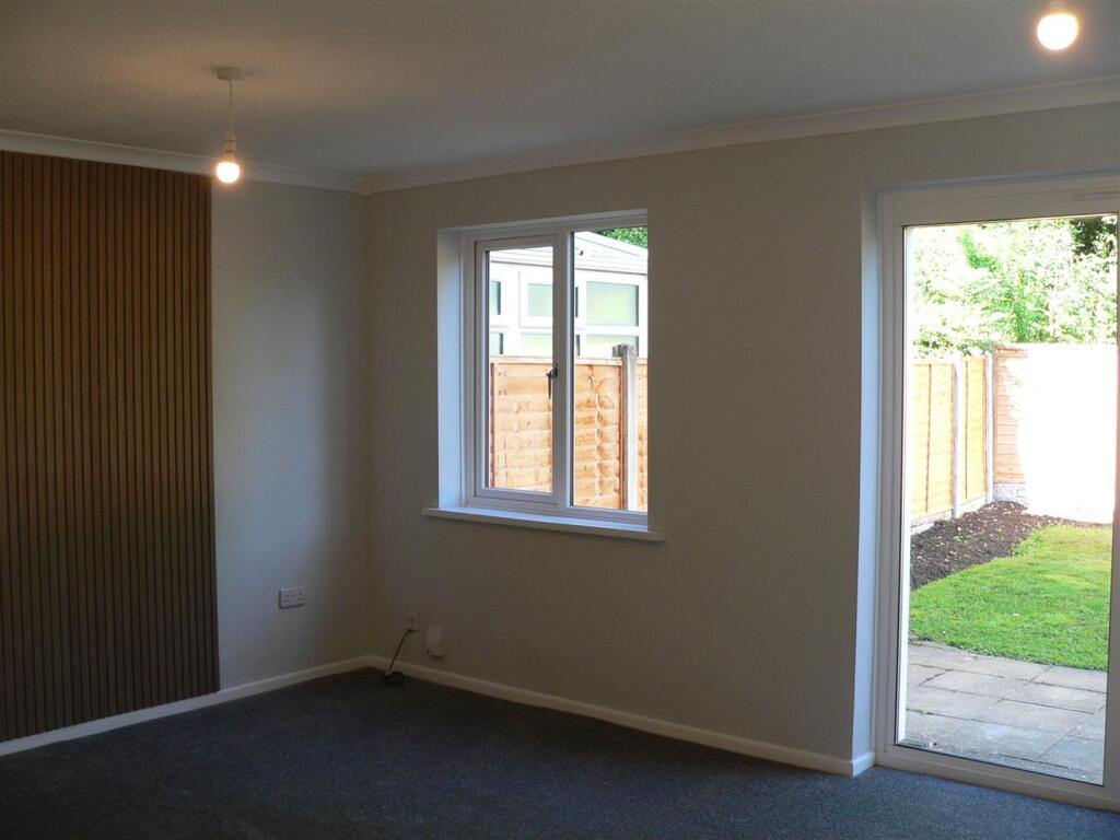 54 abbotswood living.JPG