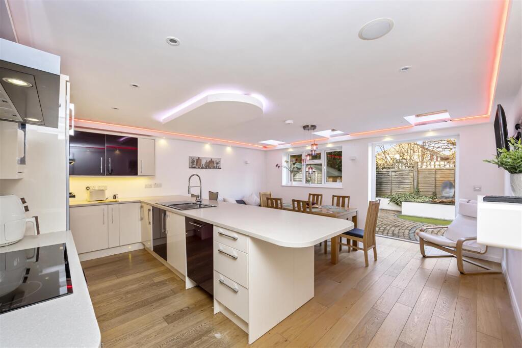 Courtlands Close 8-010.JPG