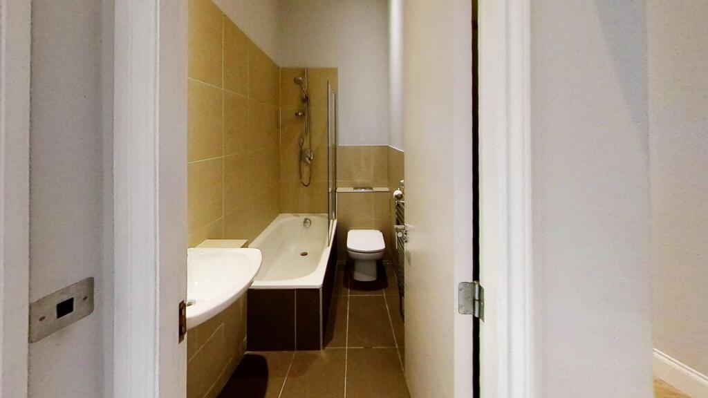 Apartment-5-7-Elms-Bathroom.jpg