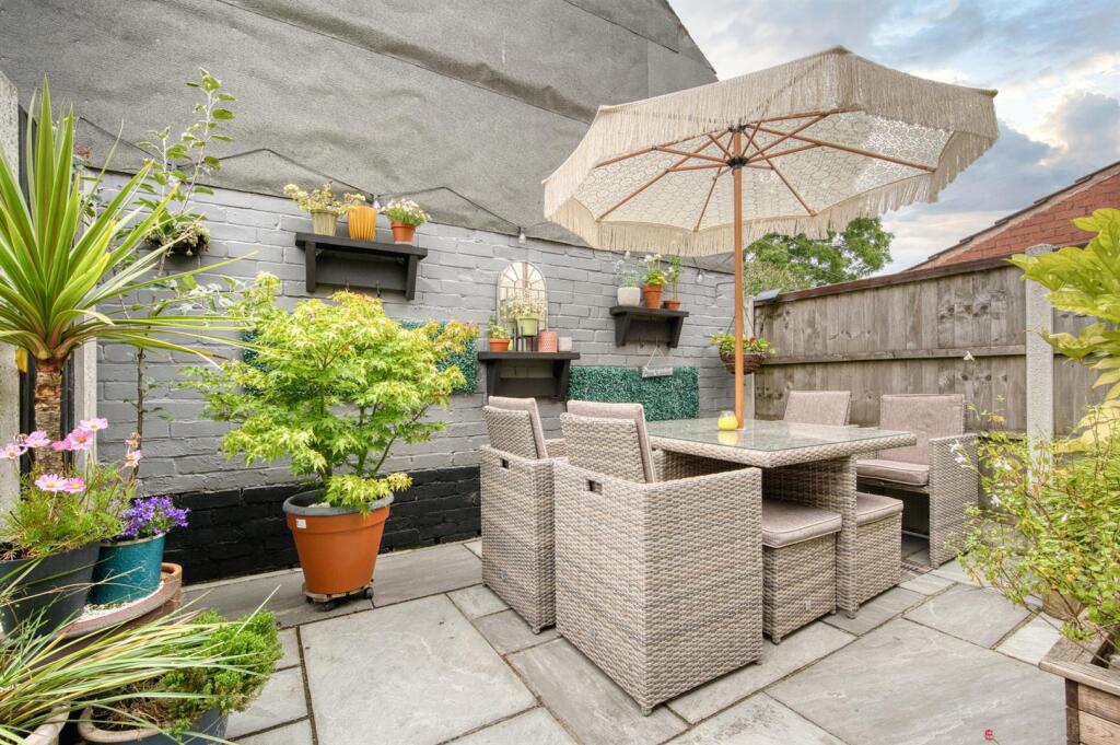 Rear Garden - outdoor dining.jpg