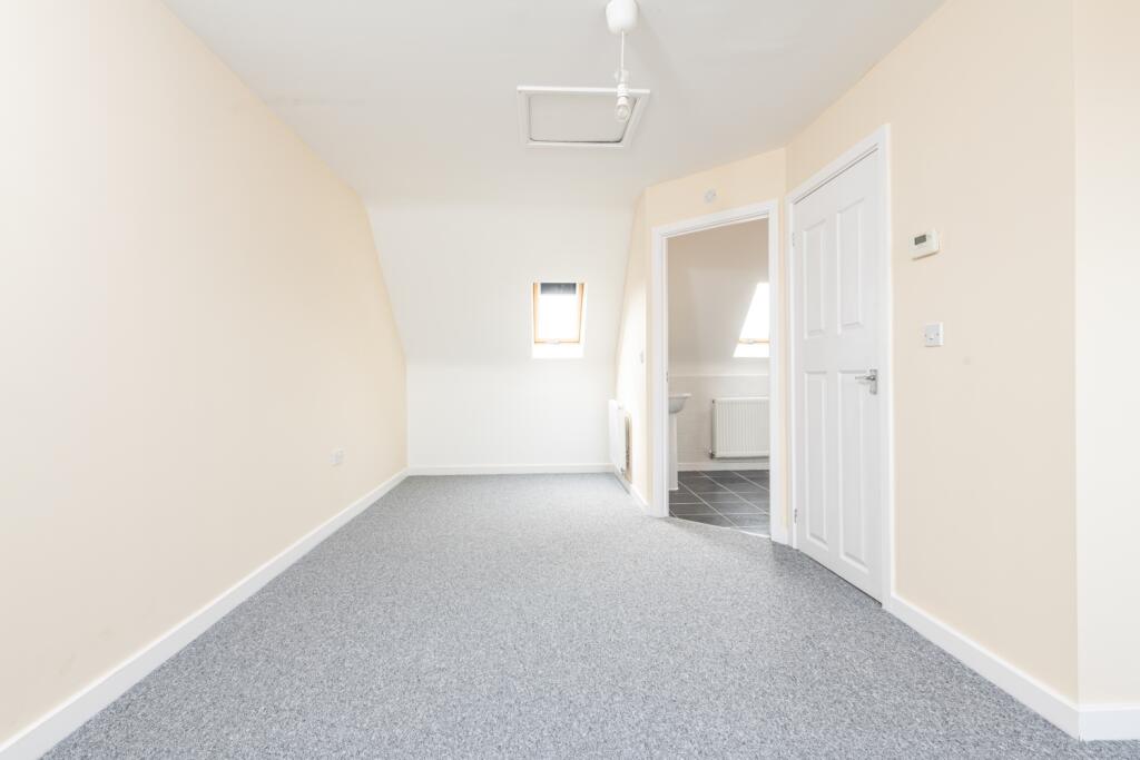 140 Sellkirk Drive en-suite view