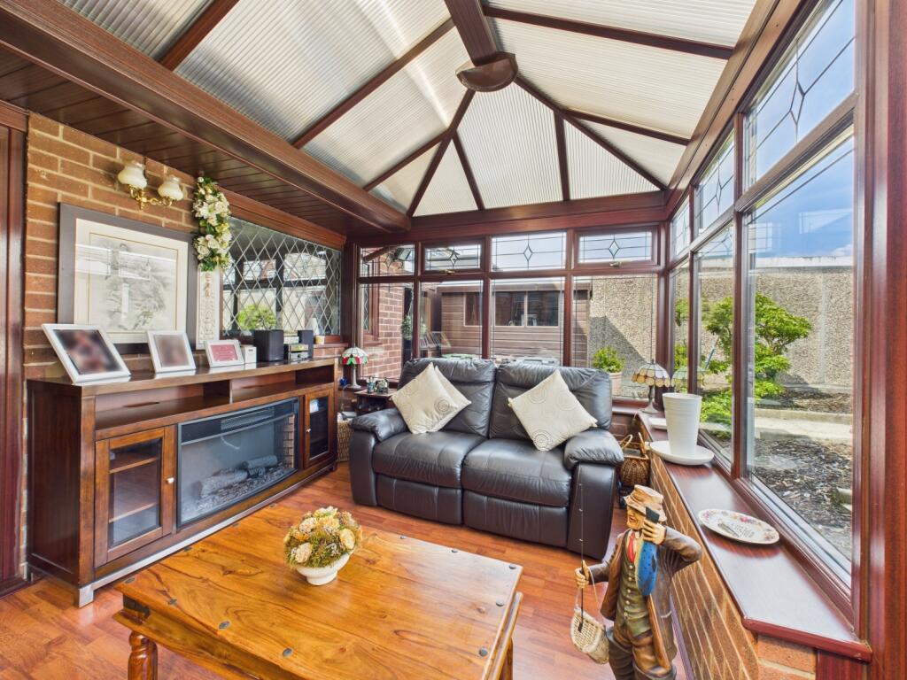 CAM03729G0-PR0073-STILL020