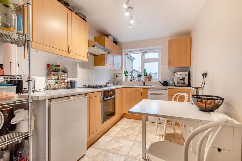 8634542-interior10.jpg