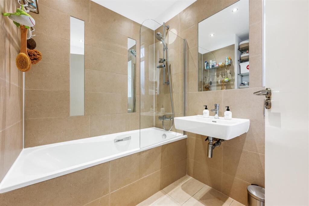 Flat 1 - 31 Birkbeck Grove-15.jpg