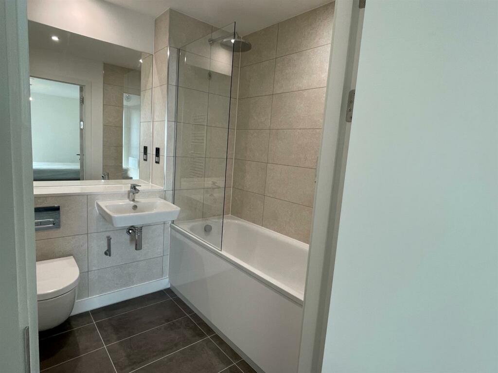 Bathroom 1.jpg
