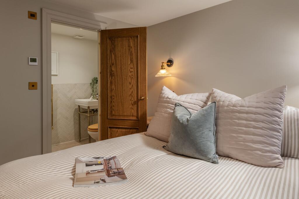 Bedroom 1 with Ensuite_Yew Tree Cottage, Dittisham