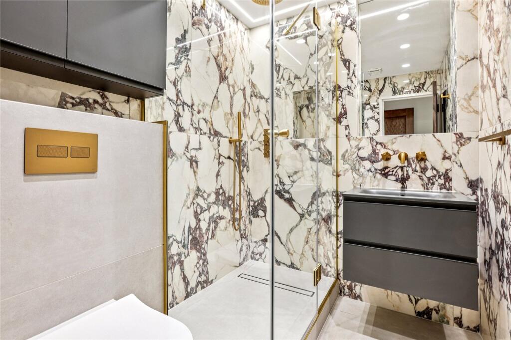 Principal Bathroom