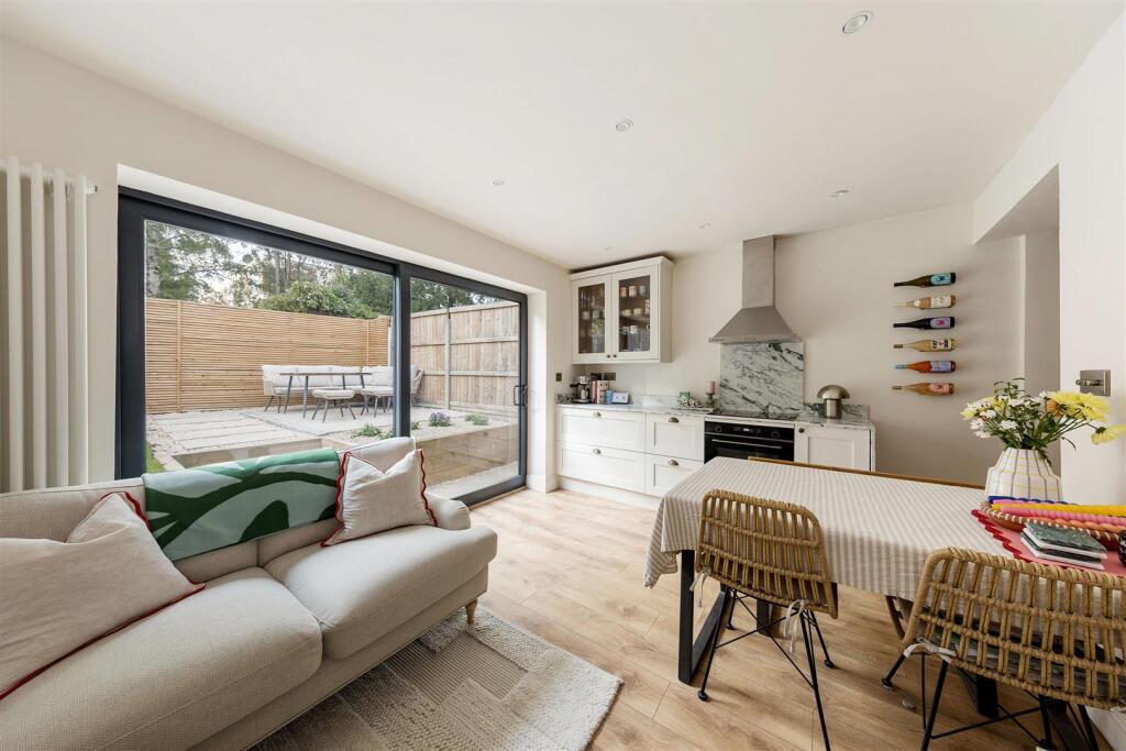 Fosters Close, E18