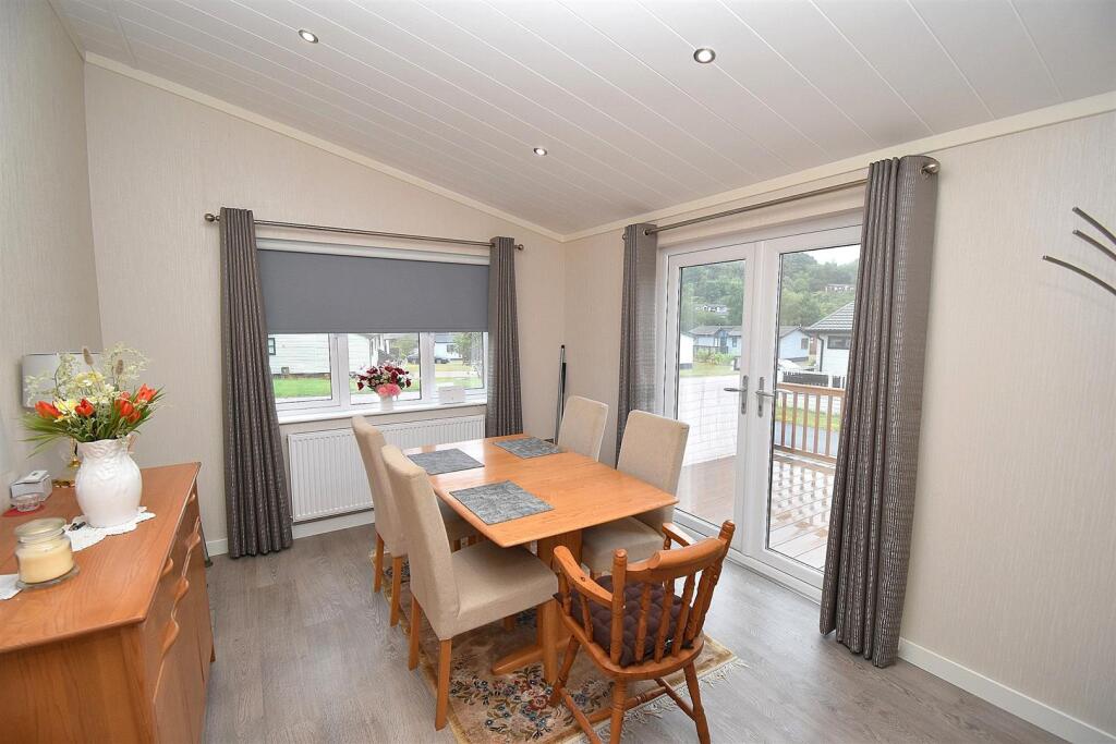 DINING ROOM.JPG