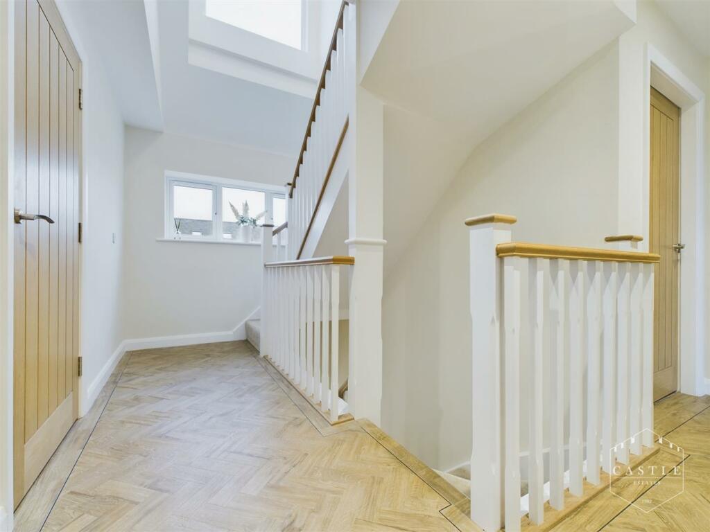 FIRST FLOOR LANDING
