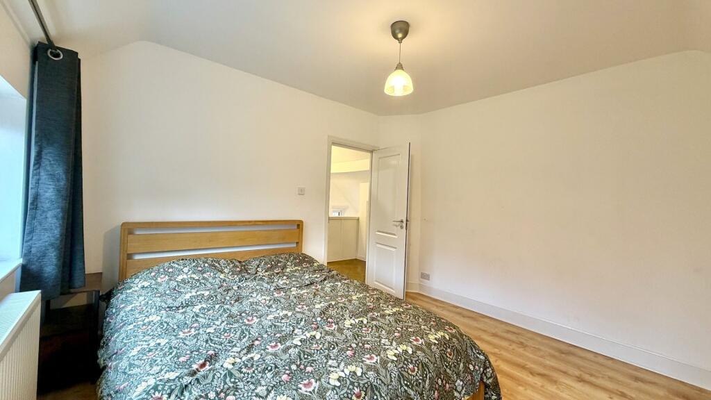 Bright, simply furnished double bedroom with wo...