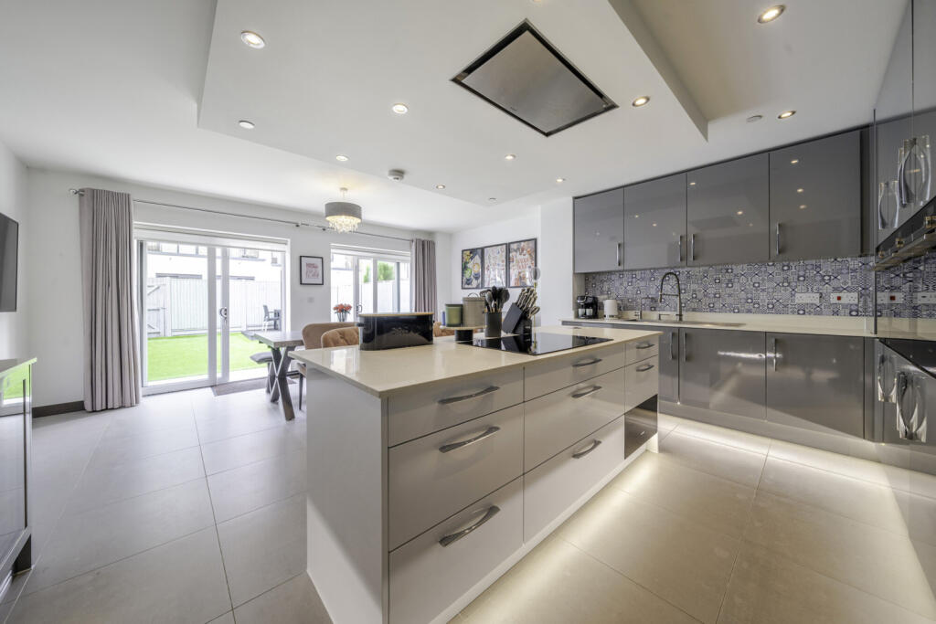 1326888-6-6880e3a...