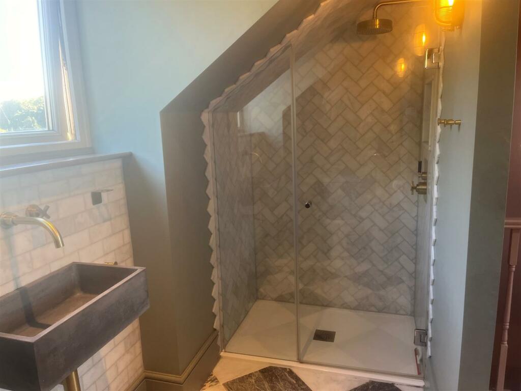 ensuite 1.jpg