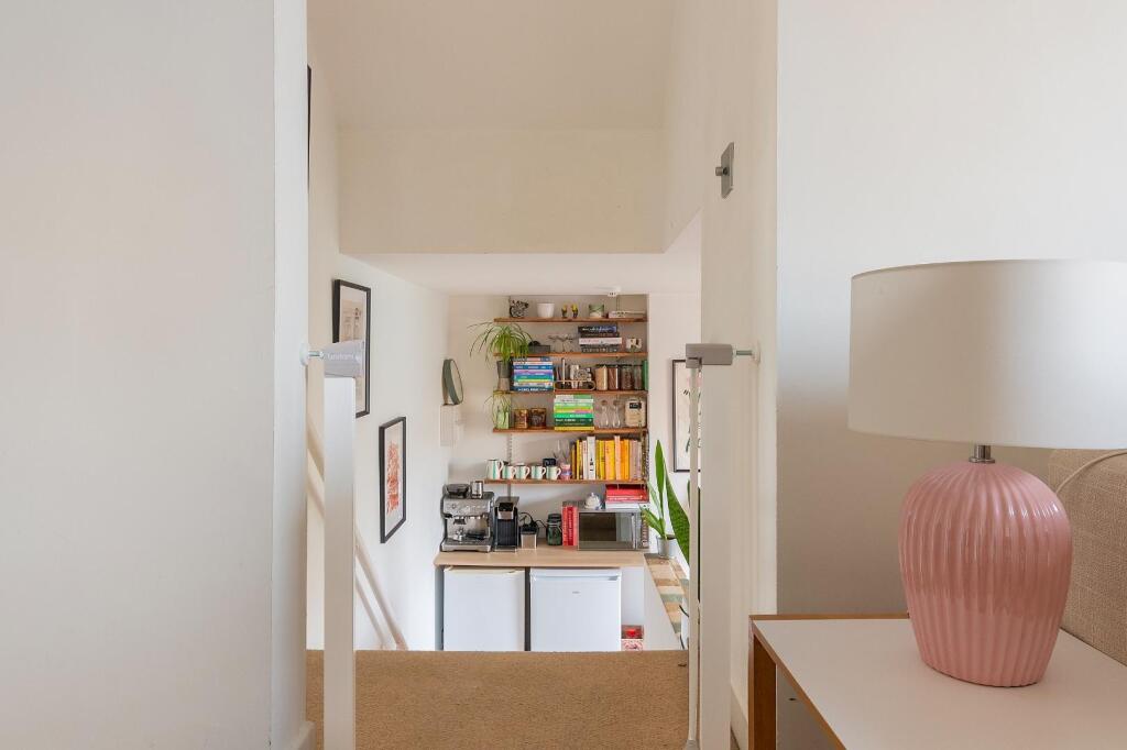 2Z4R6RD - Lounge Diner A.jpg