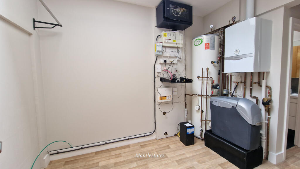 STUDY/UTILITY AREA