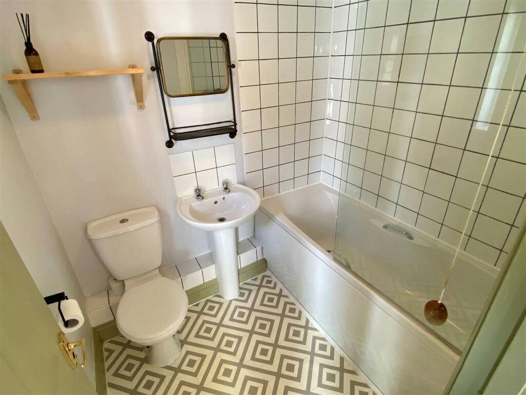 4 Briar Mews Bathroom