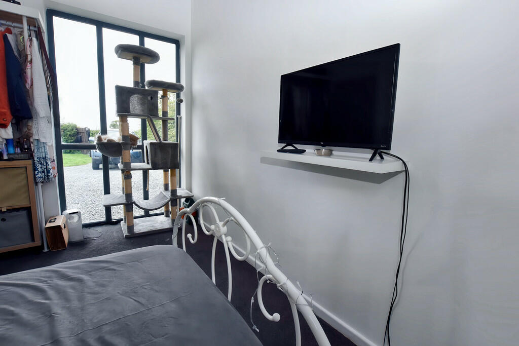 bedroom 1b