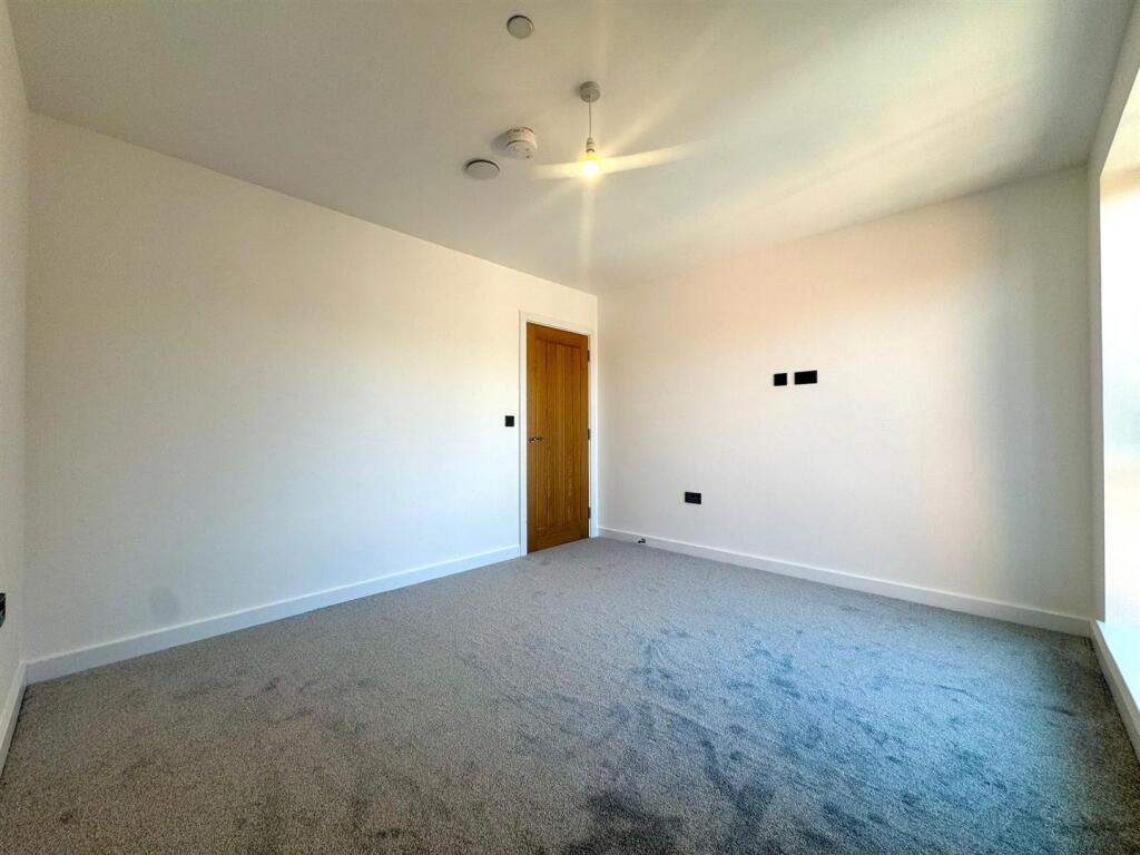 Bedroom pic 2.jpeg